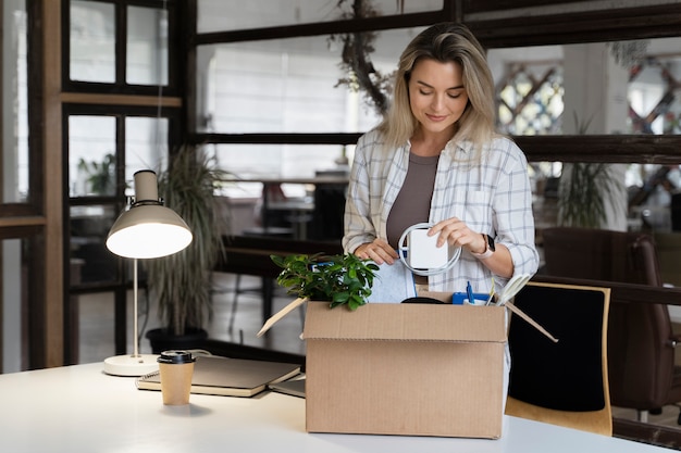 Persona che presenta le proprie dimissioni dal lavoro