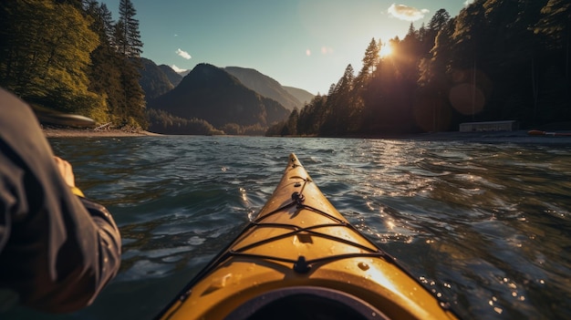 Persona che remata in kayak lungo il fiume