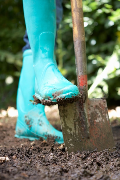 Persona che scava in giardino