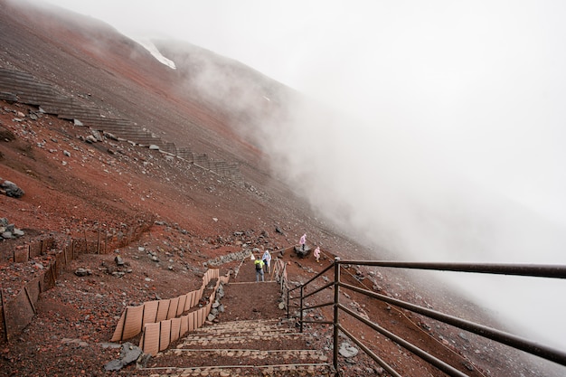 persona che si arrampica sul monte Fuji