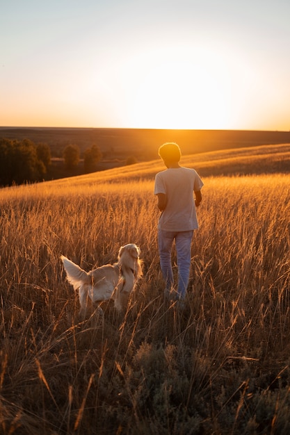 Persona che si gode un tramonto caldo e nostalgico