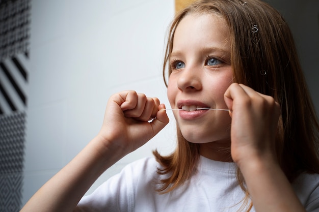 Persona che si prende cura dell'igiene dei denti