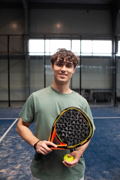 Persona che si prepara a giocare a paddle tennis all'interno