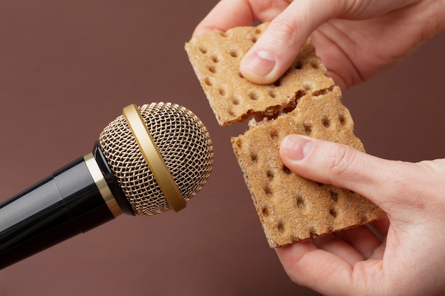 Persona che strappa un biscotto vicino al microfono per asmr