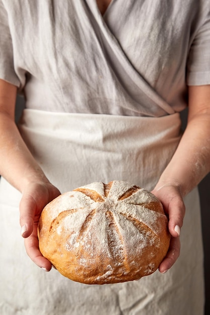 Persona che tiene il pane