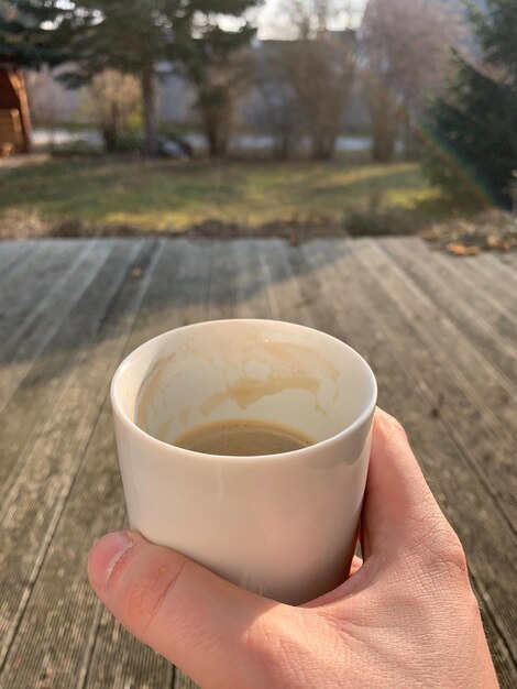 Persona che tiene in mano una tazza di caffè