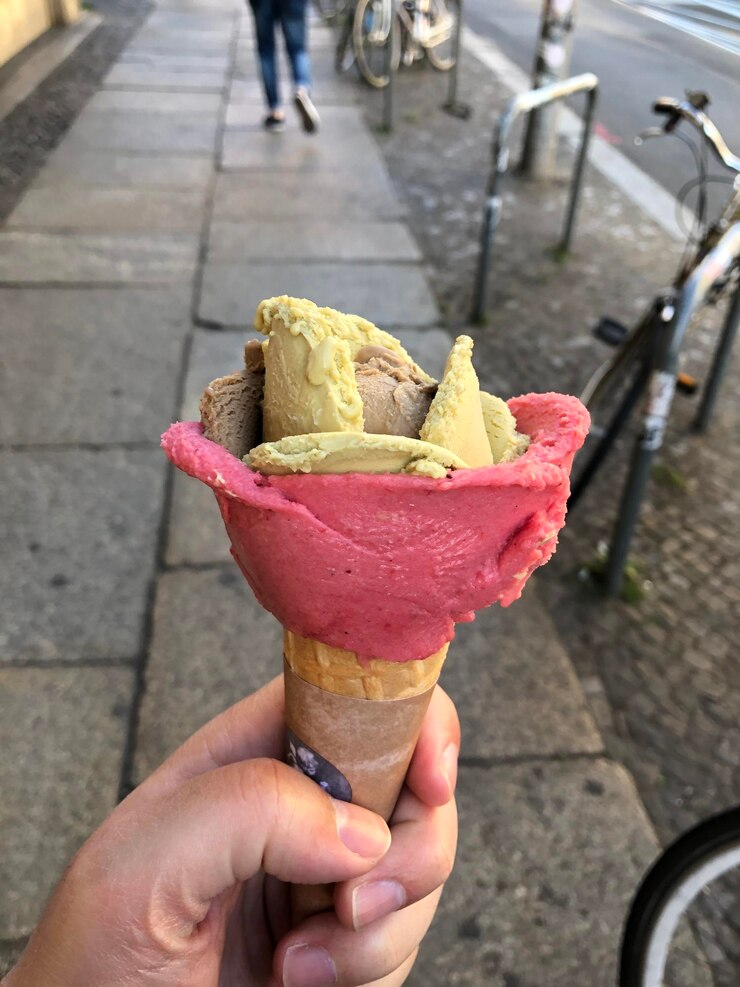 Foto persona che tiene un cono di gelato sul sentiero
