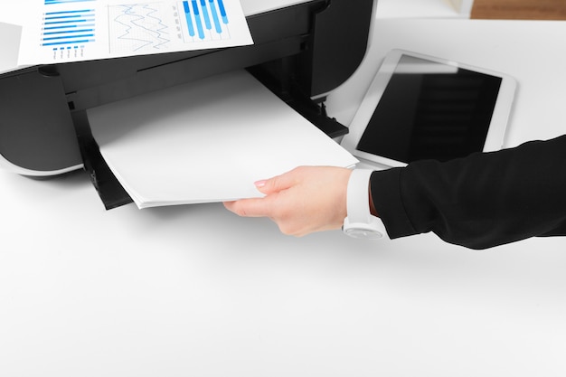 Persona che utilizza la stampante per acquisire e stampare documenti
