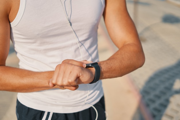 Persona che utilizza le mani del primo piano orologio intelligente