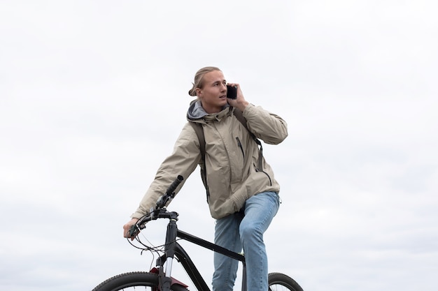 persona che va in bicicletta