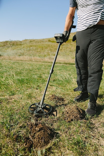 Persona con cercatore di metalli sulla natura