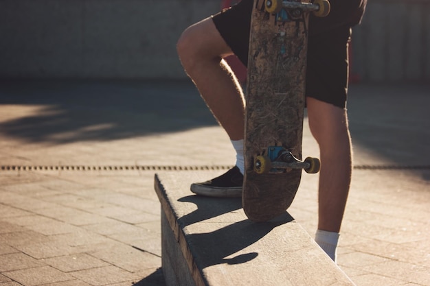 Persona con skateboard all'aperto.