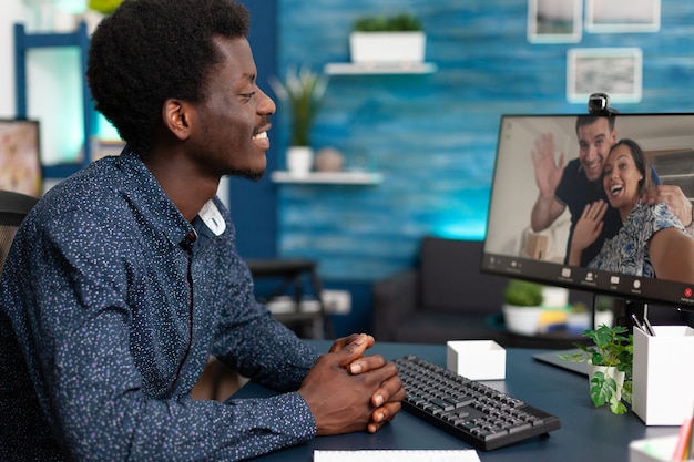 Persona di colore durante una conversazione in videochiamata online