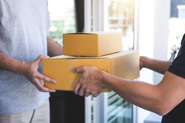 Persona di consegna che consegna i pacchetti al cliente