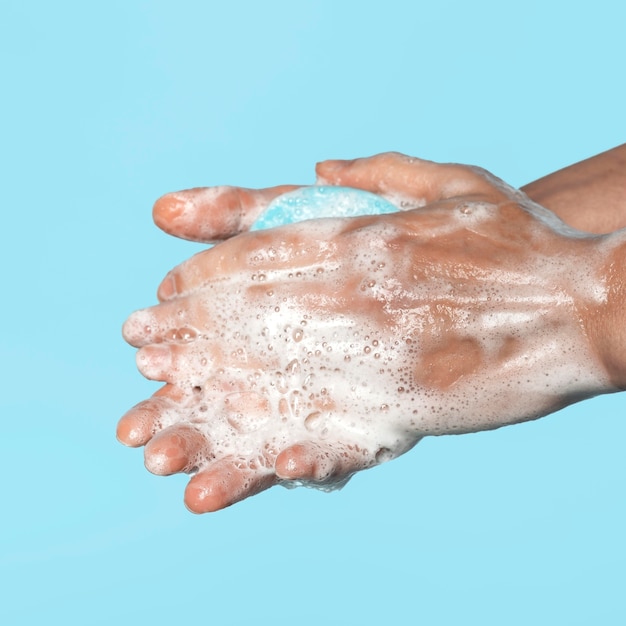 Persona di lato che tiene un sapone blu