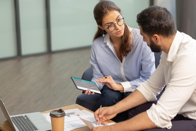 Persona di sesso femminile attenta che ascolta il suo collega