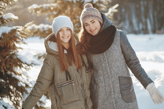 persona donne sciarpa sfondo di neve