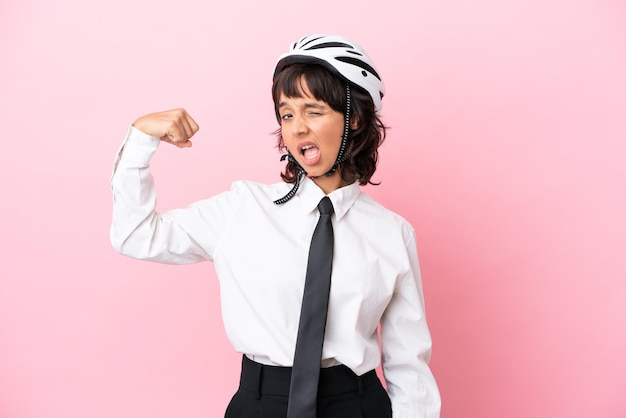 Persona giovane ragazza con un casco da bici isolato su sfondo rosa che fa un gesto forte