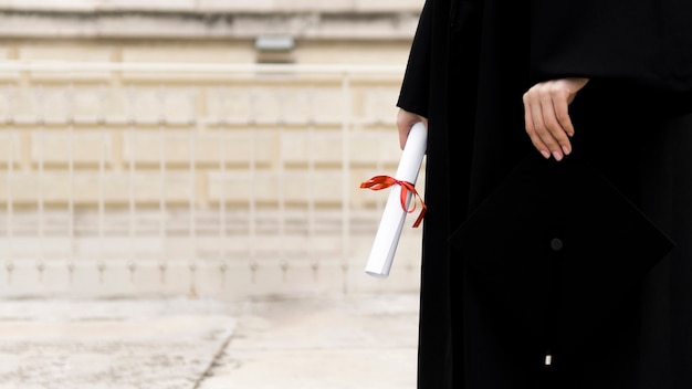 Persona in abito laurea con spazio di copia