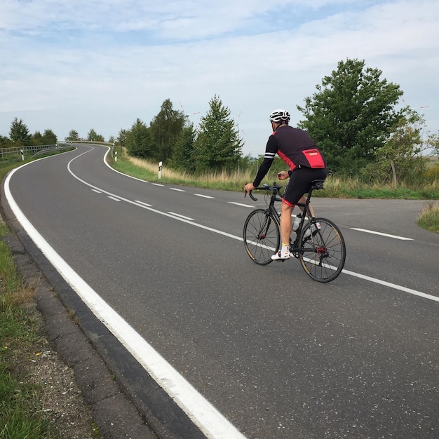 Persona in bicicletta su strada