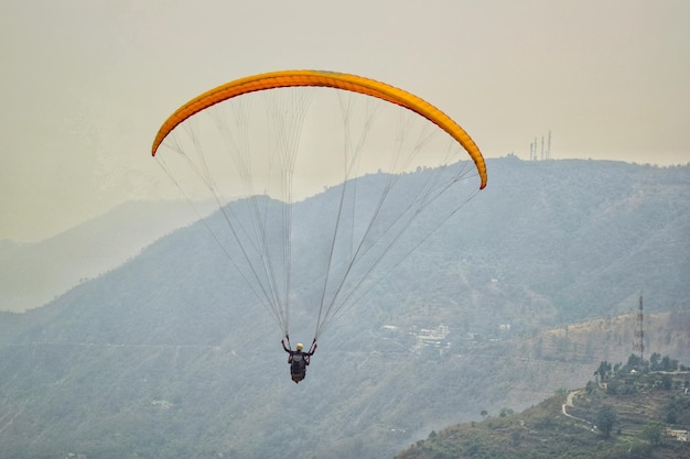 Persona in parapendio contro il cielo