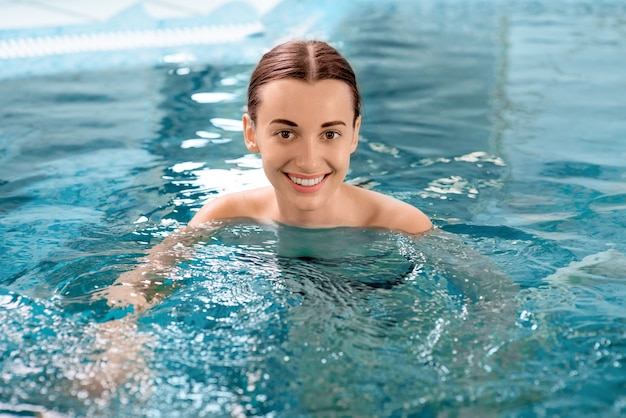 persona in piscina