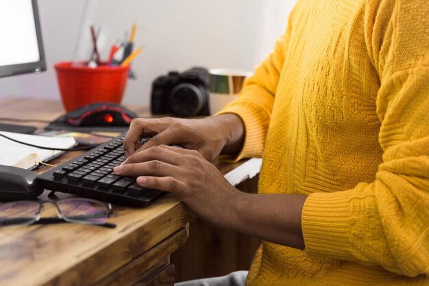 persona irriconoscibile che scrive su una tastiera di computer con spazio per la copia