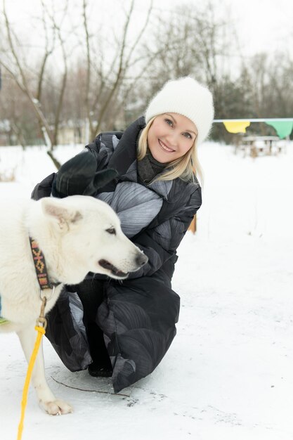 Persona neve adulto all'aperto amicizia inverno parco cane animale husky stagione ragazza animale domestico donna giovane