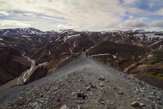 Persona sulla vecchia foto del paesaggio del crinale della montagna