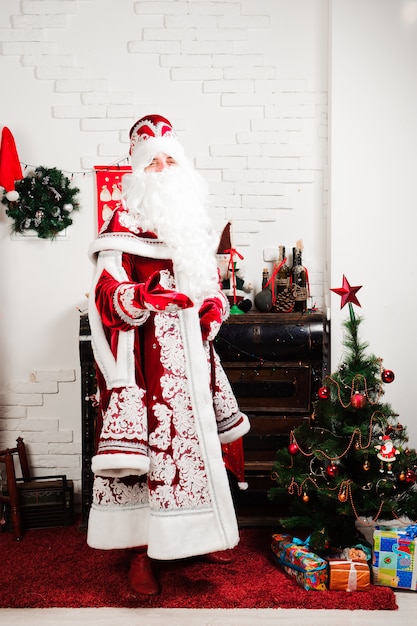 Personaggi natalizi russi: Ded Moroz, Santa e Snegurochka, ragazza delle nevi in posa in studio