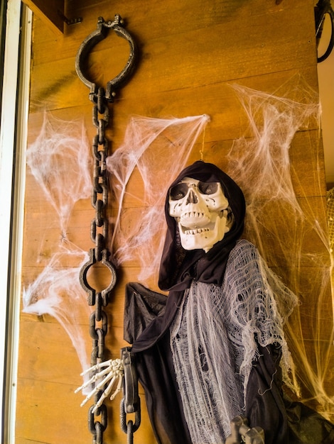 Personaje de la muerte en esqueleto y vestido de negro. Halloween