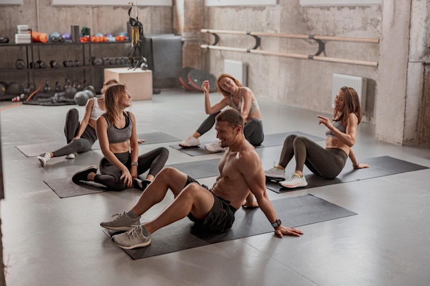 Personal trainer con i suoi clienti in palestra