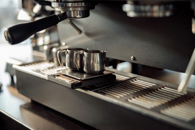 Personale addetto alla preparazione del caffè al bar, macchina per caffè espresso