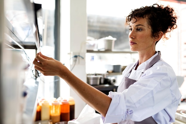 Personale di cucina che legge gli ordini di cibo