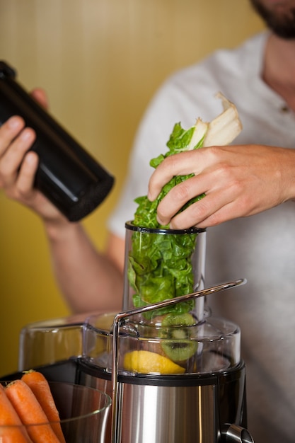 Personale maschile che prepara un succo