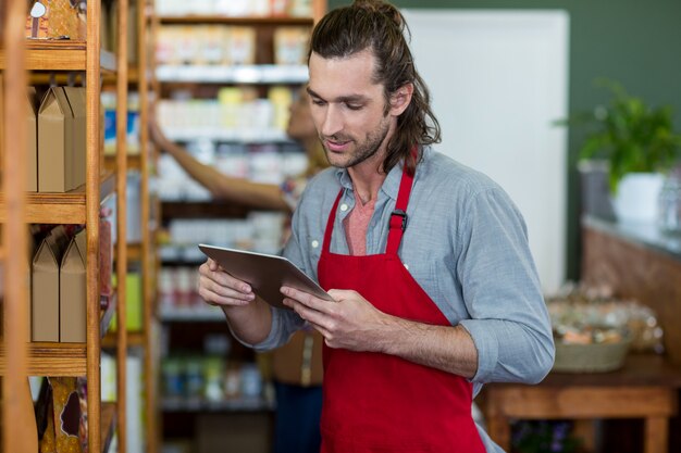 Personale maschile utilizzando una tavoletta digitale