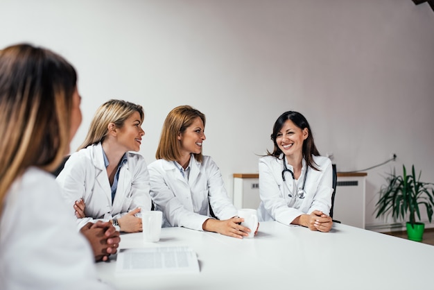 Personale ospedaliero femminile avendo una pausa e parlando in ufficio.