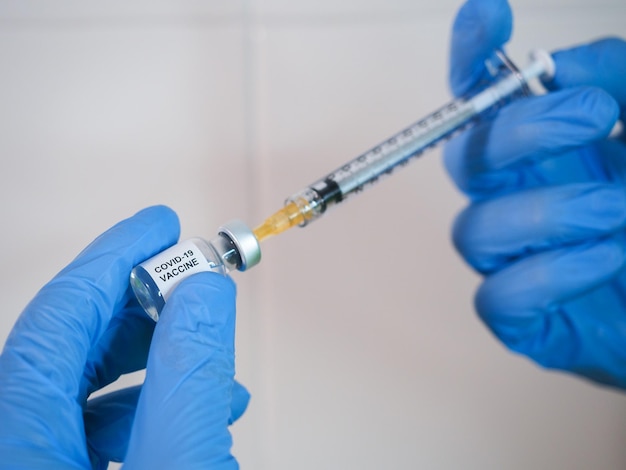 Personale sanitario che prepara il vaccino contro il covid 19