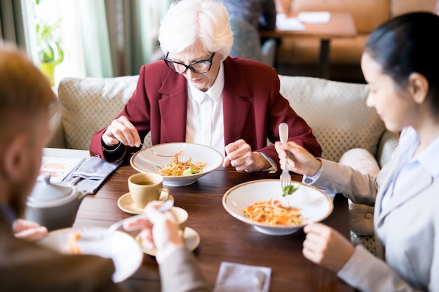 Persone a pranzo di lavoro