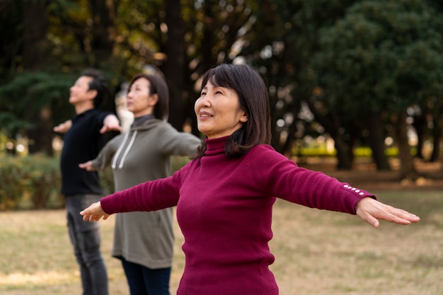 Persone a tiro medio che meditano