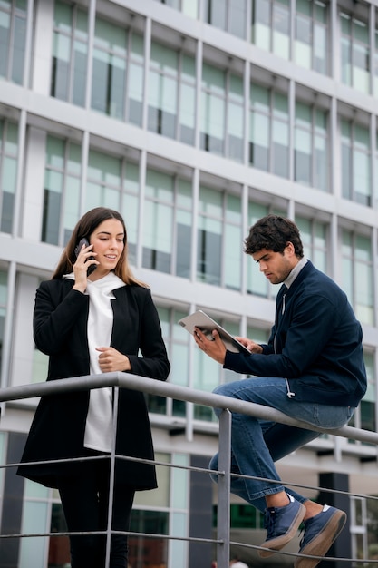 Persone a tiro medio con dispositivi