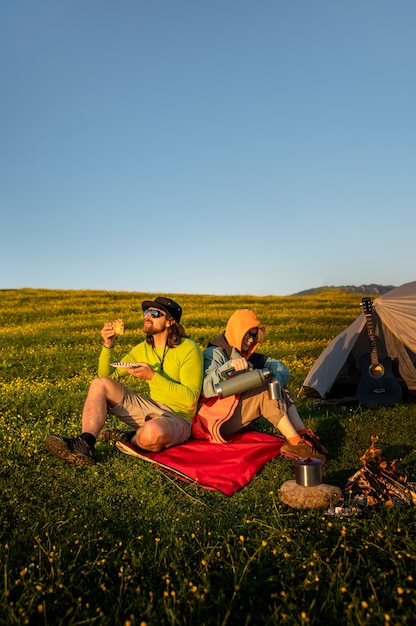 Persone a tutto campo che fanno colazione