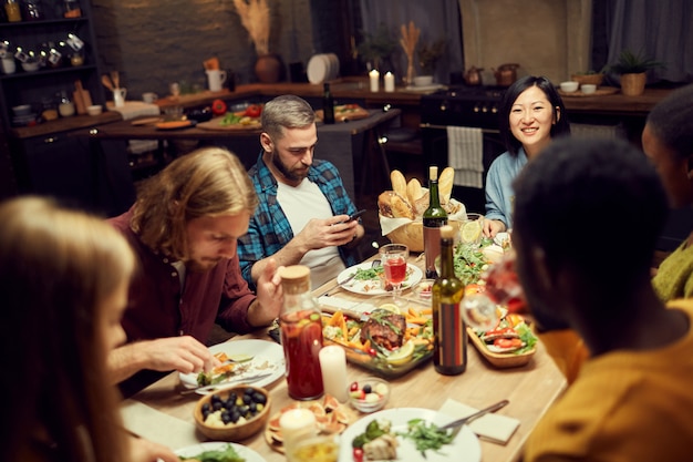 Persone adulte che godono della cena