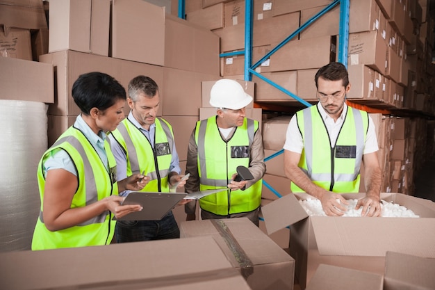 Persone al lavoro in magazzino