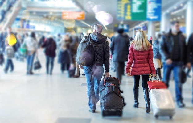 Persone al moderno terminal lounge dell'aeroporto