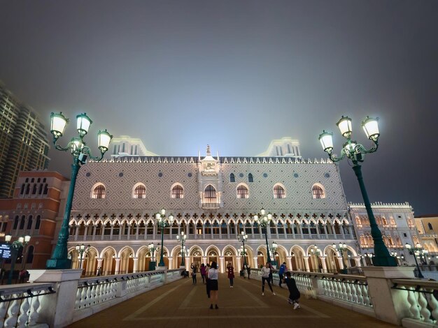 Persone al resort di lusso di Macao a Macao, in Cina, in tarda serata.