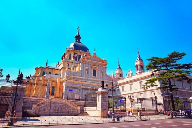 Persone alla Cattedrale dell'Almudena a Madrid, Spagna