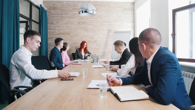 Persone alla conferenza di lavoro in ufficio