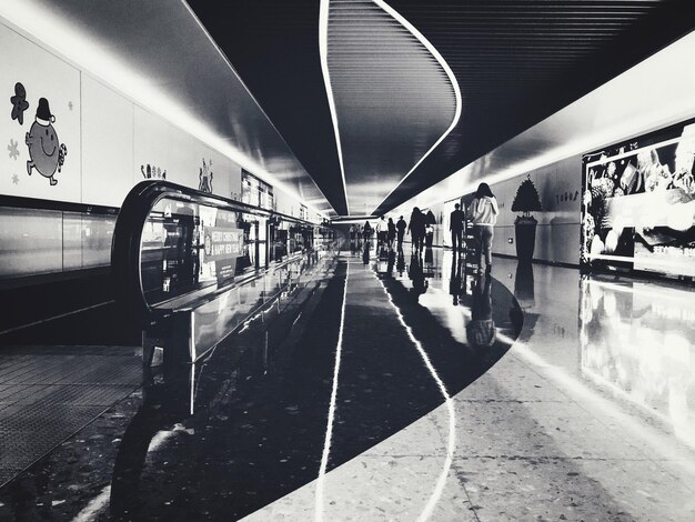 Persone alla stazione ferroviaria