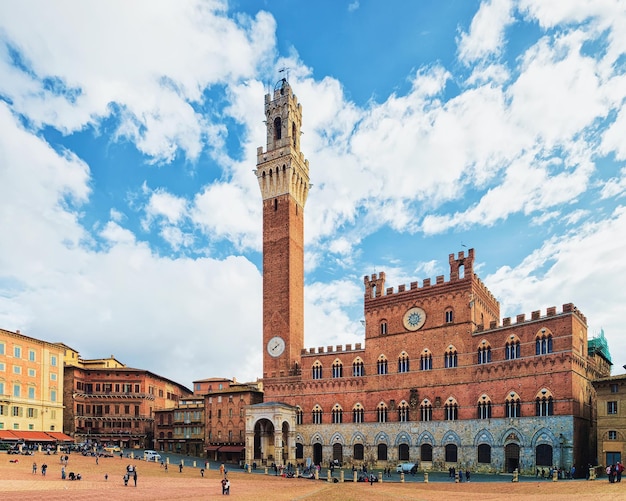 Persone alla Torre del Magnia in Piazza Campo a Siena, Toscana, Italia